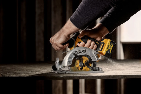 Профессиональная пила дисковая аккумуляторная бесщеточная DeWALT DCS512N : без АКБ, 3600 об/мин, диск 140 мм Киев
