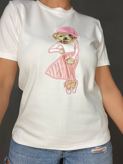 Футболка жіноча A-N 26009 нашивка ведмедик балерина попереду однотонна середня довжина базова one size, білий, one size Київ - фото 16