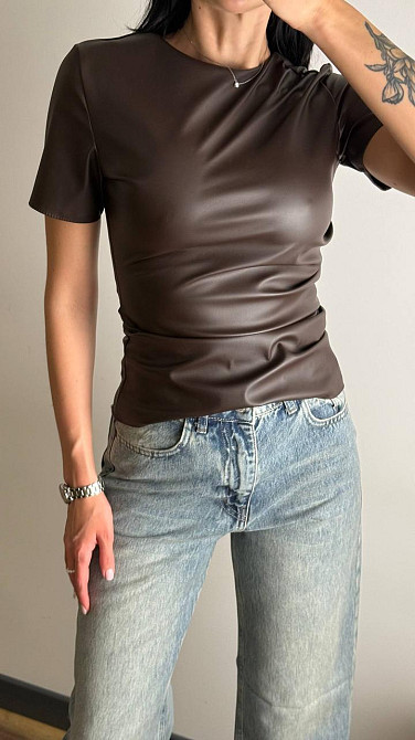 Женский лаконичный топ с коротким рукавом из экокожи Шоколад, 42/44 Одесса - изображение 1