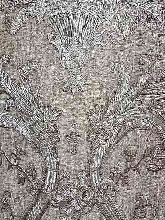 Шпалери вінілові на флізеліні AdaWall Seyyah 1.06х10 квіти в горщику вензеля структурні сріблясті на сірому Київ