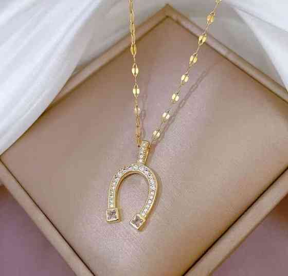 Подвеска-подкова в золотистом цвете с белыми циркониями Киев