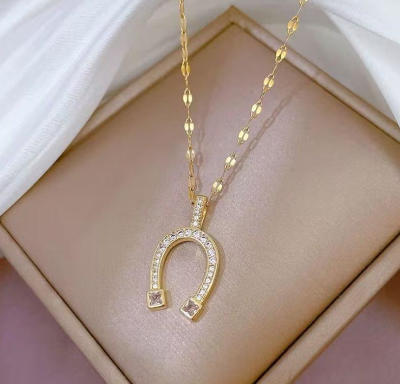 Подвеска-подкова в золотистом цвете с белыми циркониями Киев - изображение 3