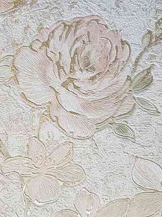 Шпалери вінілові на флізеліні Grandeco Anastasia метрові квіти троянди структурні червоні із золотом на білому Київ