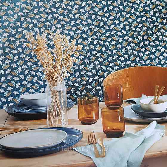 Шпалери вінілові на флізелін Caselio Mystery 0.53х10 м маленькі яскраві квіти листя білі золотисті на синьому Київ