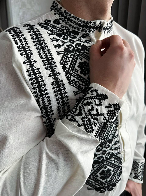 Мужская вышиванка с черным вышитым орнаментом на пуговицах коттон 80%, 20% полиэстер 50 Одесса - изображение 3