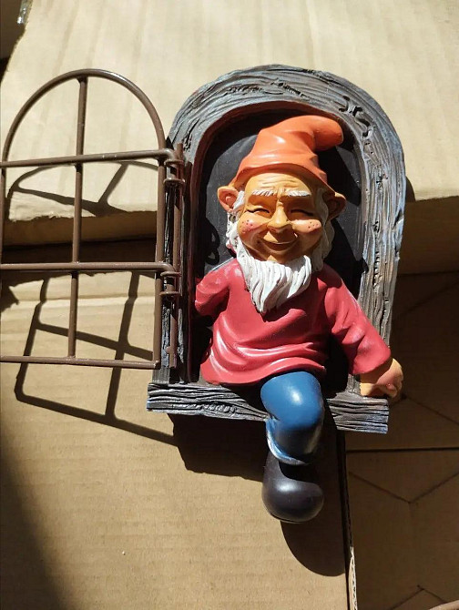 Садова фігурка Гном у вікні. Підвісна садова фігурка. Садовий гном. Червоний Одеса - фото 3