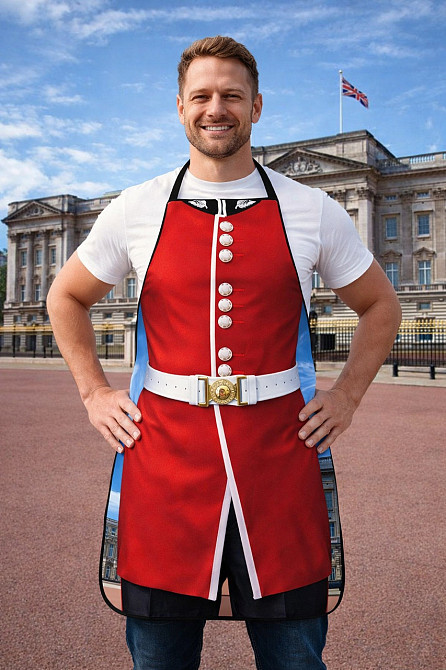 Кухонный фартук с принтом британского гвардейца 73 на 57 см разноцветный Киев - изображение 3