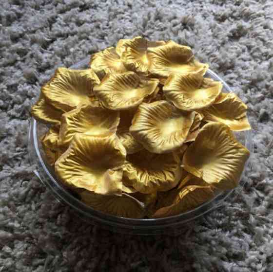 Пелюстки троянд штучні 100 штук 45 на 45 мм золотистий Київ