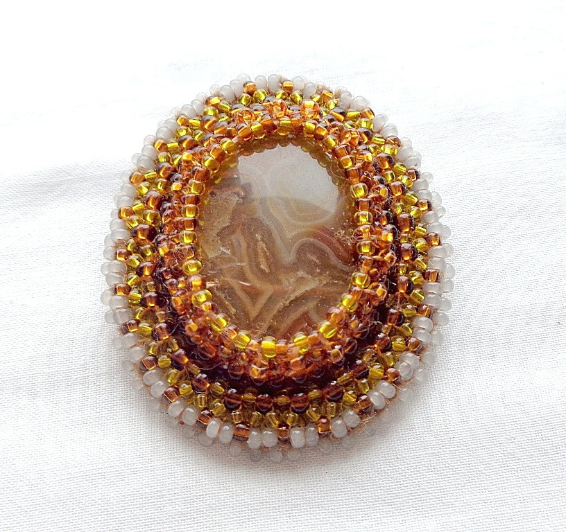 Авторская брошь ручной работы из бисера с натуральными камнями 