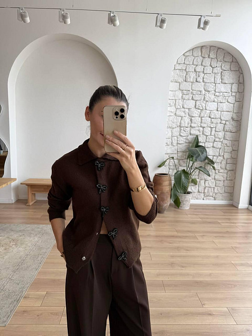 Жіночий укорочений кардиган із декоративними застібками у формі бантиків машинне в'язання Шоколад Одеса - фото 6