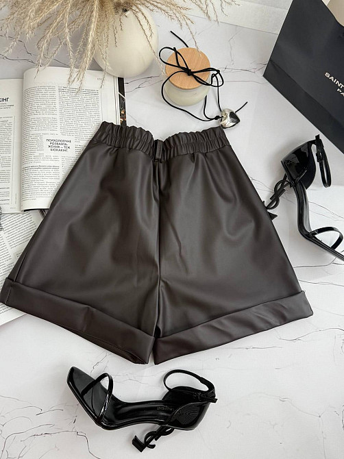 Женские базовые короткие шорты из экокожи Шоколад, 46/48 Одесса - изображение 4