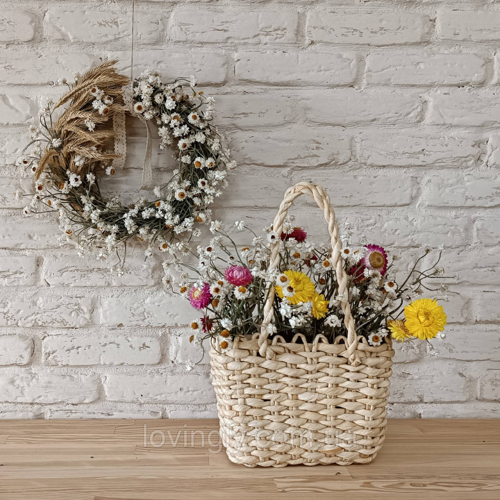 Букет из натуральных сухоцветов в плетеной корзинке 