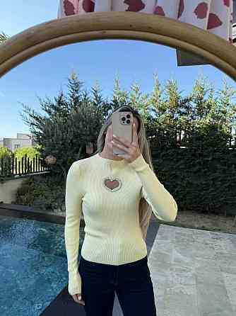 Жіночий базовий светр з оригінальною декорацією у формі сердечка + стрази машинне в'язання Жовтий Одеса