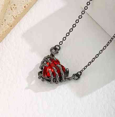 Кулон сердце с красным камнем и скелетной рукой готический подвеска на цепочке Киев