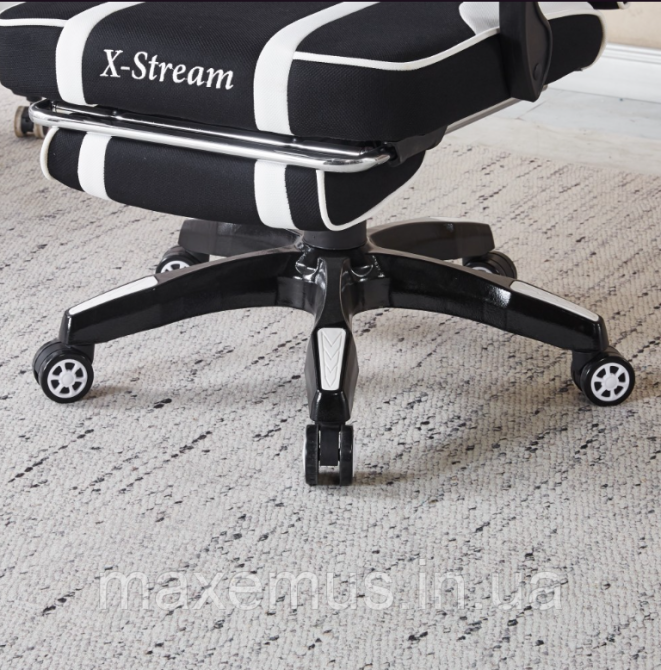 Компьютерное кресло для геймера из ткани с подставкой для ног и регулировкой спинки B-141 черно-белое Мостиска - изображение 5