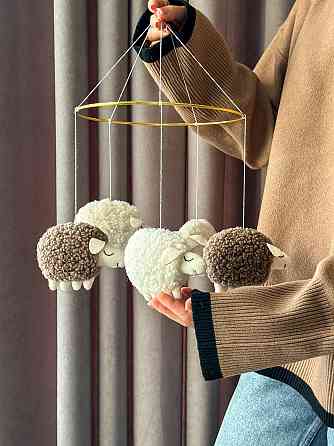 Дитячий мобіль на ліжечко для немовлят ручної роботи WooolyWool «Баранці» Київ