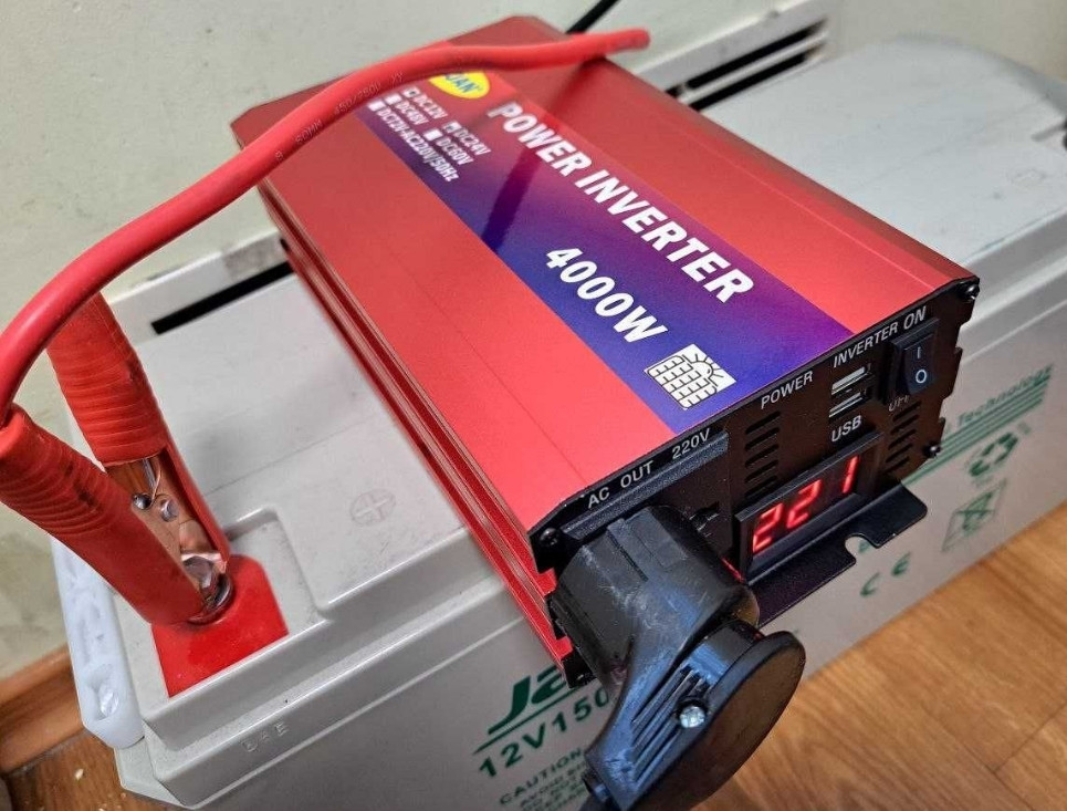 Інвертор Перетворювач 4000 Ват 12ілі24 В на 220 В з вольтметром. Київ - фото 1