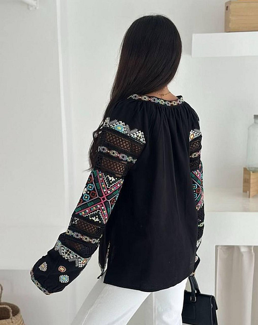 Женская современная вышиванка с разноцветной вышивкой 80% хлопок, 20% полиэстер. Черный, 44 Одесса - изображение 2