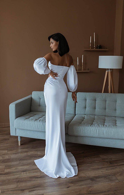 Женское роскошное вечернее платье со шлейфом и съемными рукавами из королевского атласа Белый, S Одесса - изображение 6