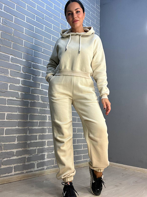 Костюм женский Quzen 478-480 короткое худи с капюшоном и брюки джоггеры на резинке флис светло бежевый, світло-бежевый, L Киев - изображение 5