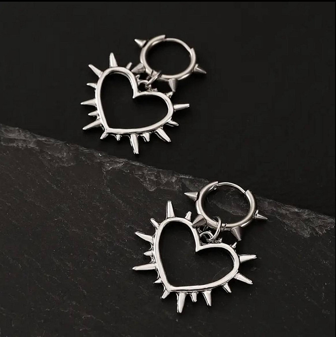 Сережки-кільця з підвіскою серце зі шипами — сріблястий колір Київ - фото 3