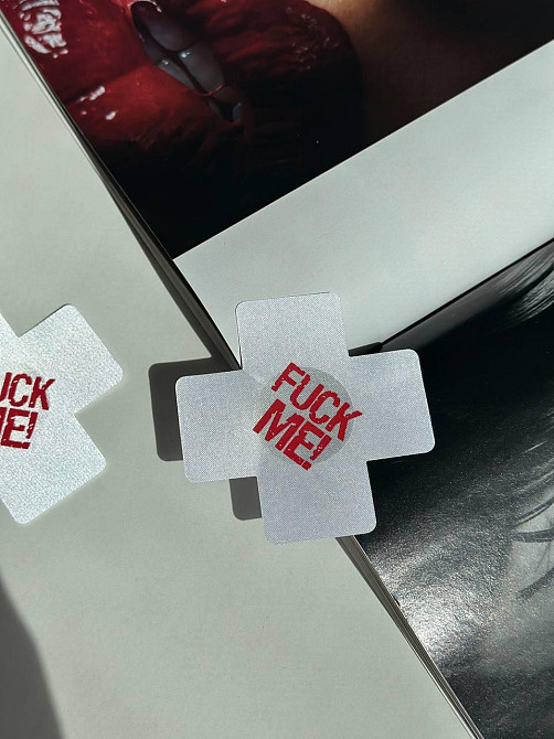 Накладка на груди Стікіні Fuck me пестиси Наклейка прикраса для сосків з написом червона Одеса - фото 5