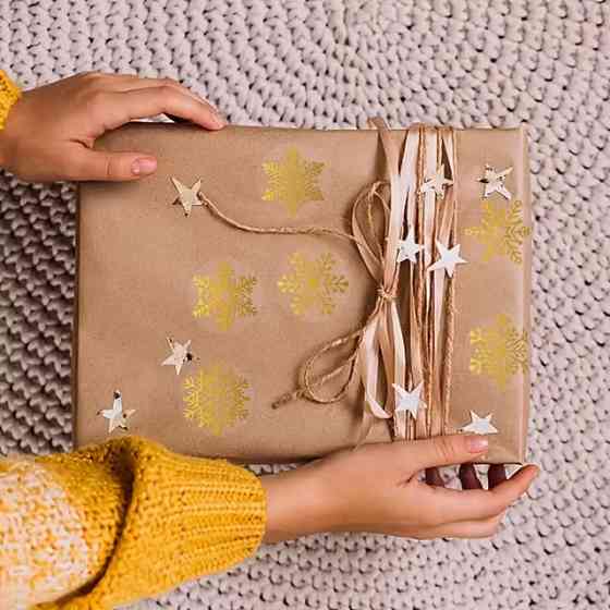 Наклейки зі сніжинками золотисті на рулоні – набір 100 шт Київ