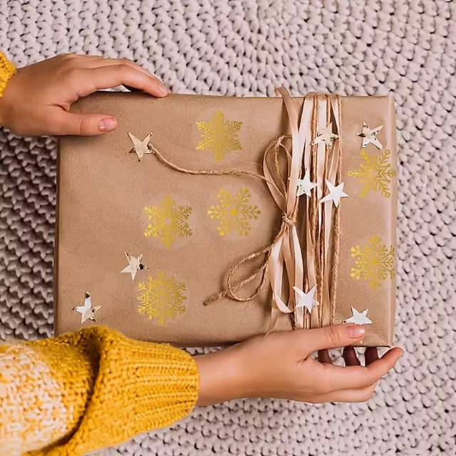 Наклейки со снежинками золотистые на рулоне – набор 100 шт Киев - изображение 6