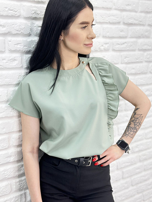 Женская блузка с оборкой 