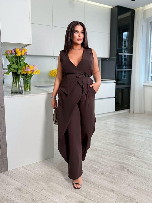 Женские прямые брюки с эффектным асимметричным запахом спереди из костюмной ткани Шоколадный, 54/56 Одесса - изображение 5