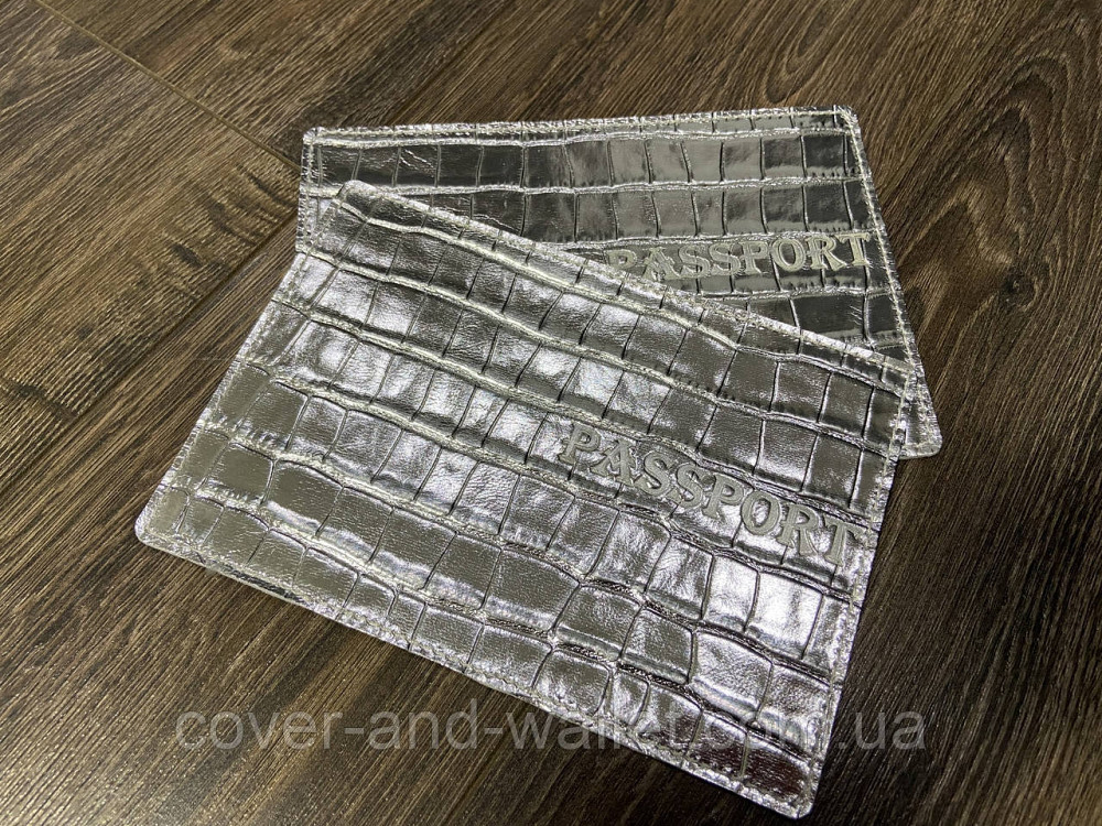 Шкіряна жіноча обкладинка на паспорт сріблястого кольору під крокодила ST Leather Київ - фото 1