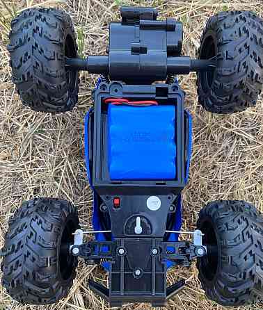 Машинка на пульту на радіокеруванні 1:18 2акумулятора в комплекті. Харків