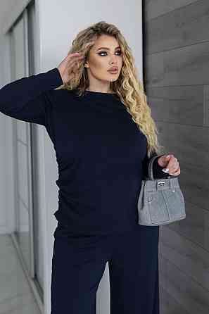 Женский базовый костюм с широкими штанами 