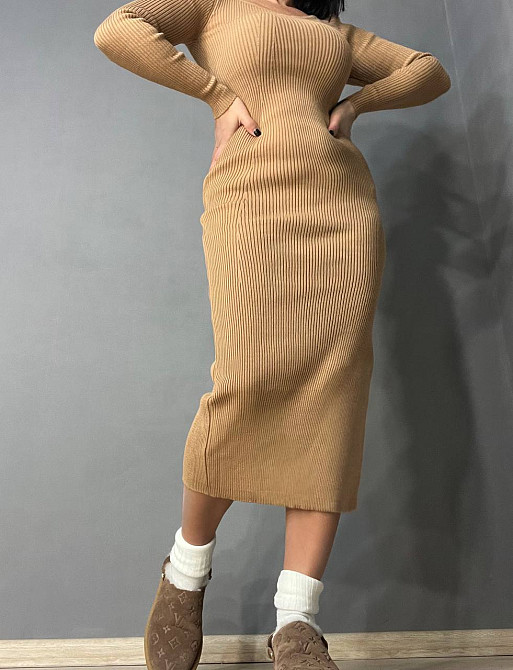 Сукня жіноча My fashion 2024107 в рубчик з розрізом довга one size карамель, карамель, one size Київ - фото 10