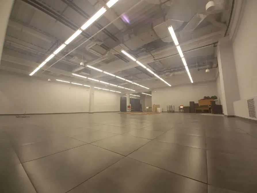 Магазин в ТЦ. Залишається все що на фото (є навіть все освітлення і колонки з музикою) канікули на заїзд і тд. Дніпро - фото 3