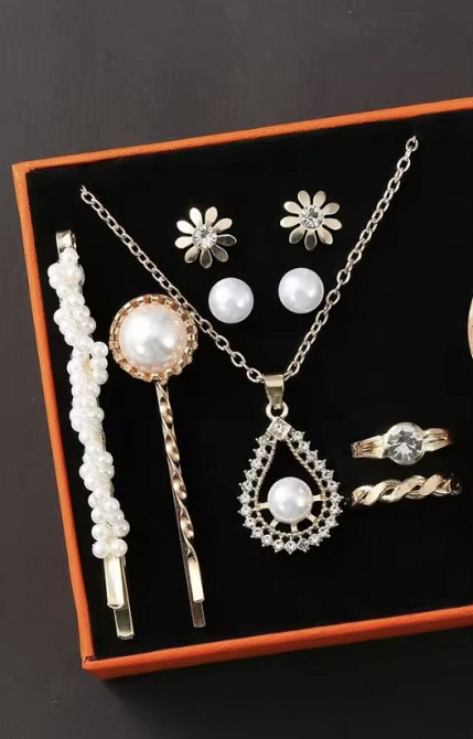 Подарочный набор для женщин: наручные часы 2 кольца ожерелье и 4 серьги 2 заколки в подарочной коробочке Киев - изображение 2