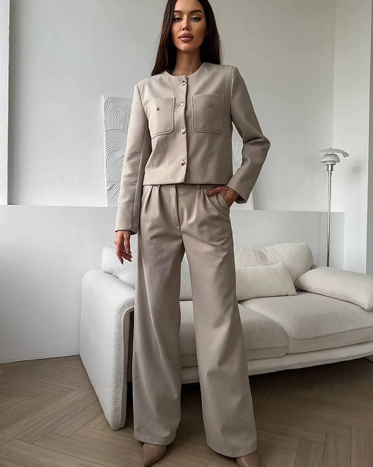 Женский лаконичный костюм с укороченным жакетом на подкладке и широкими брюками кашемир Одесса - изображение 1