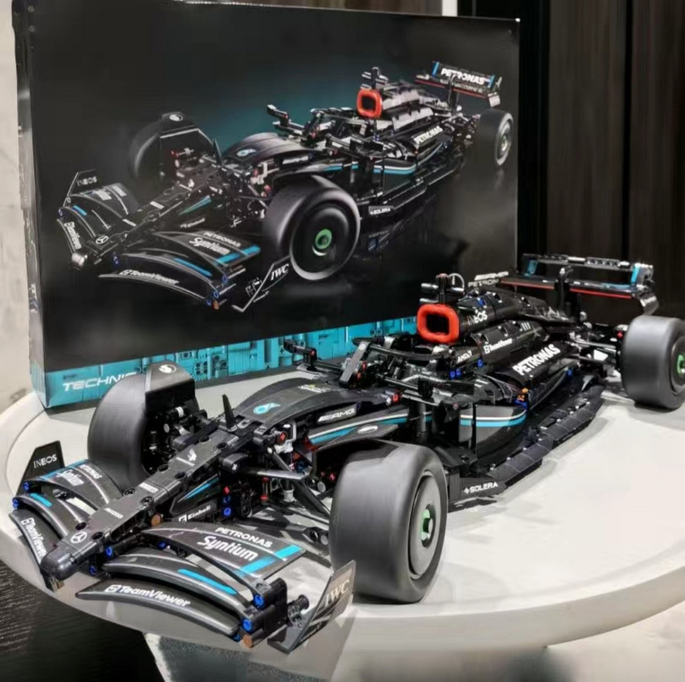 Конструктор машинкаTechnic Mercedes-AMG F1 W14 E Performance в масштабе 1:8 на 1642 деталі болід мерседес чорн Київ - фото 3