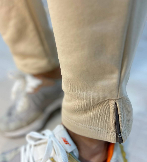 Костюм женский Joggy 8056-8057 брюки на резинке и свитшот с золотой надписью и разрезами по бокам бежевий, бежевый, XS Киев - изображение 20