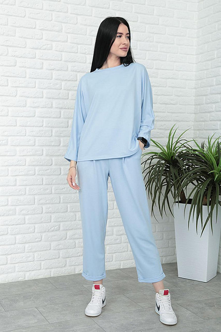 Прогулочный костюм свободного кроя 