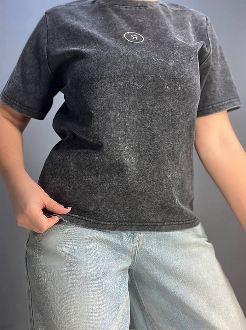 Футболка жіноча A-N 02517 варена аплікація літера "R" з камінців попереду середньої довжини one size, чорний, one size Київ - фото 9