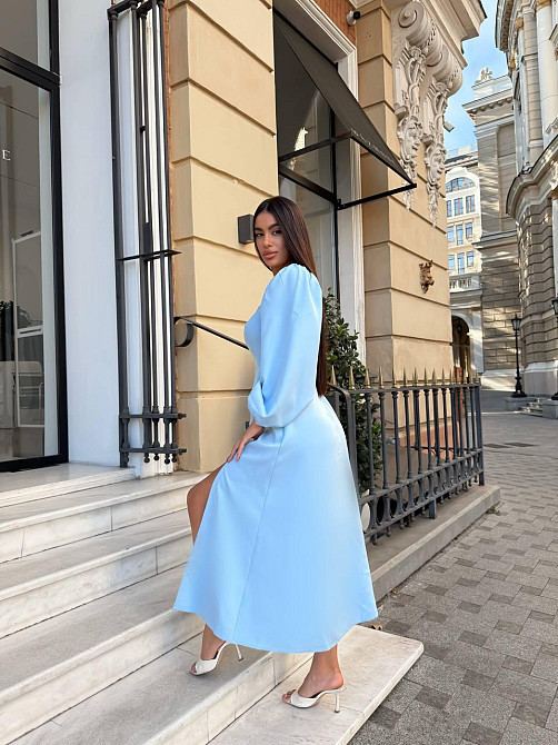 Женское праздничное сдержанное макси платье с разрезом костюмка Голубой, 50/52 Одесса - изображение 6