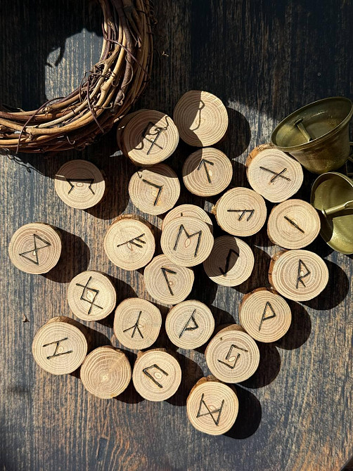 Скандинавские руны из ясеня ручной работы 