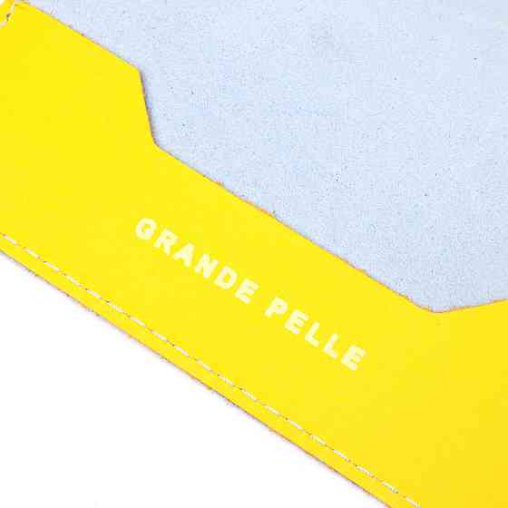 Оригінальна шкіряна обкладинка на паспорт комбі двох кольорів Серце GRANDE PELLE 16729 Жовто-блакитна Київ