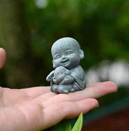 Міні статуетка Будда-монах з кроликом – натуральний камінь, 4,3×2,8×3,5 см, декор для дому/офісу/авто, подарунок Київ