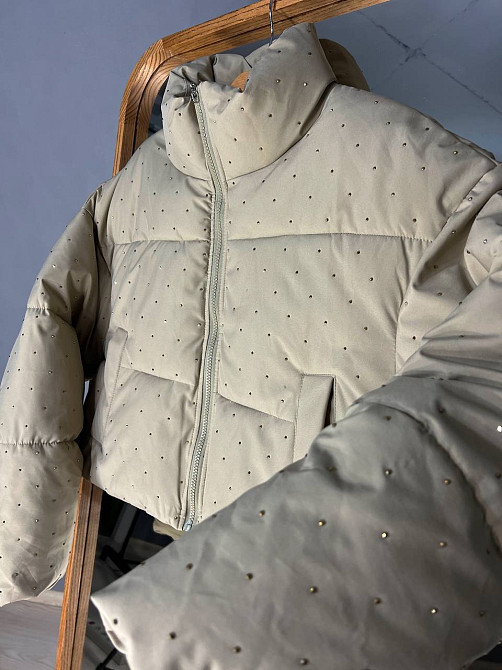 Куртка жіноча Haiziyuan 7165 укорочена пуффер з розсипом камінців демісезонна без капюшона оверсайз бежева, бежевий, XL Київ - фото 2