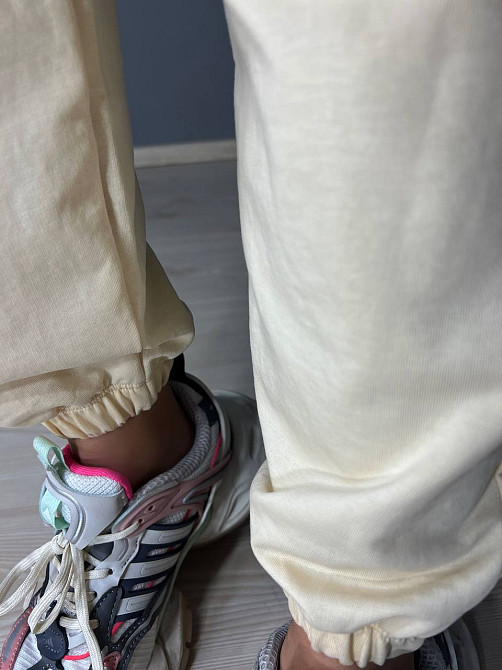 Костюм жіночий CAPPITONE 3161 оверсайз футболка та джогери з написом бежевий, бежевий, M Київ - фото 18