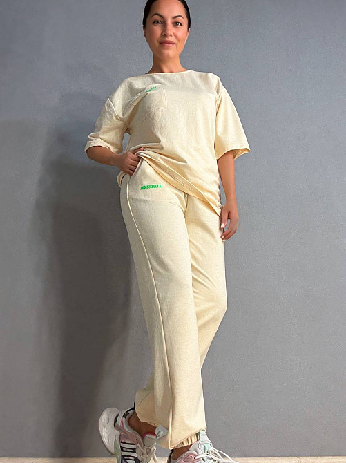 Костюм женский CAPPITONE 20101 оверсайз футболка и брюки-джогеры с надписью бежевый, бежевый, M Киев - изображение 18