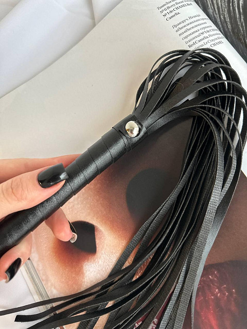 Плетка для ролевых игр кожаная короткая Плеть с рукояткой для BDSM многохвостая черная Одесса - изображение 8