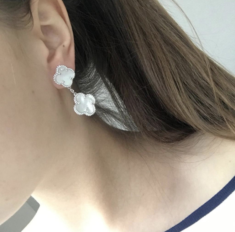 Серьги белые Vancleef Ванклиф / Сережки клевер белый перламутр на 2 элемента, покрытие серебро Одесса - изображение 2